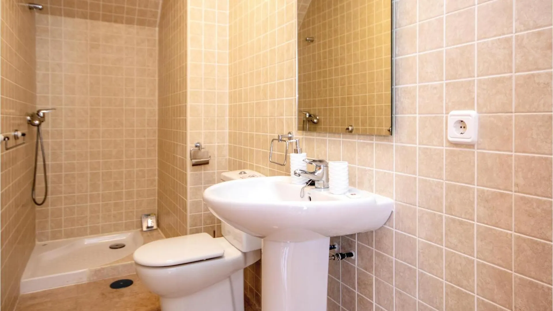 3 Bedroom Amazing Apartment In La Duquesa Castillo de Sabinillas